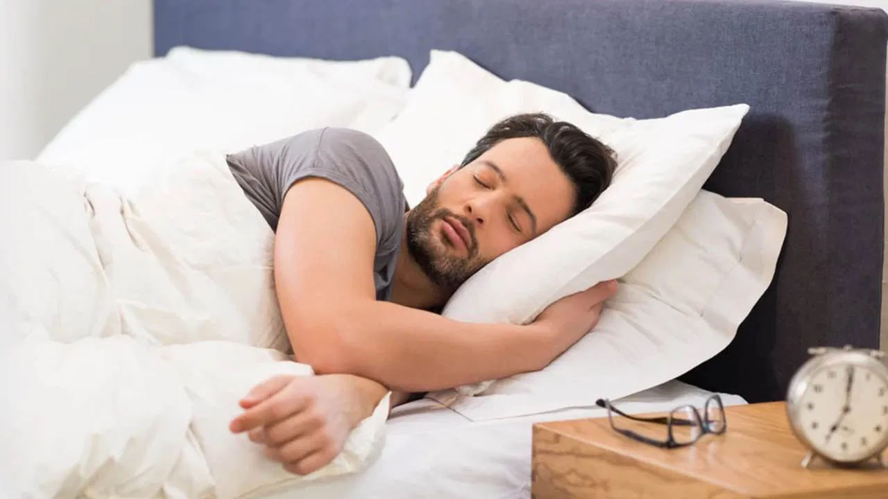 చాలా మంది రాత్రి పడుకునే సమయంలోనే వారి జీవితంలోని ప్రతి సంఘటనలను, సమస్యలను గుర్తు చేసుకుంటుంటారు. కానీ ఎప్పుడూ కూడా పడుకునే ముందు దేని గురించి అతిగా ఆలోచించకూడదంట. పడుకోవడానికి కొన్ని నిమిషాల ముందు ఆ రోజులోని మీ బెస్ట్ మూమెంట్స్ ఏంటో వాటిని గుర్తు చేసుకొని, మీ జితంలోని సంతోష సమయాలను గుర్తు చేసుకుంటూ నిద్రపోవాలి. దీని వలన మీ మనసు ప్రశాంతంగా ఉండటంతో పాటు, హాయిగా నిద్రపోతుంది.