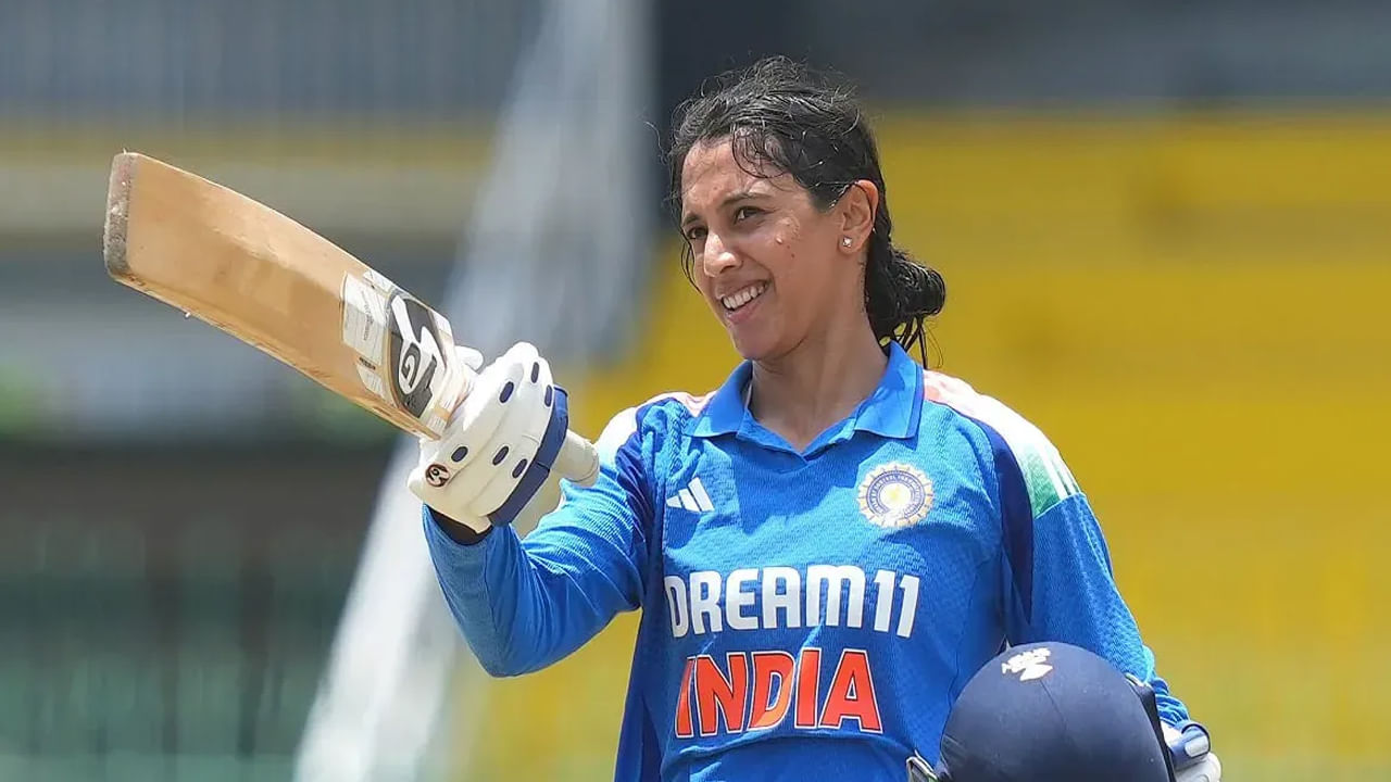 32 బంతుల్లో 4 ఫోర్ల సహాయంతో 23 పరుగులు మాత్రమే చేసిన మంధాన, పాకిస్తాన్ కెప్టెన్, పేసర్ ఫాతిమా సనా బౌలింగ్‌లో ఎల్‌బీడబ్ల్యూగా వెనుదిరిగింది. ఫాతిమా సనా వేసిన బంతిని అంచనా వేయడంలో విఫలమైన మంధాన ప్యాడ్లను తాకగా, అంపైర్ ఔట్ ప్రకటించారు. కీలక సమయంలో ఆమె వికెట్ కోల్పోవడం పాకిస్తాన్‌కు పెద్ద ఉపశమనాన్ని ఇచ్చింది.