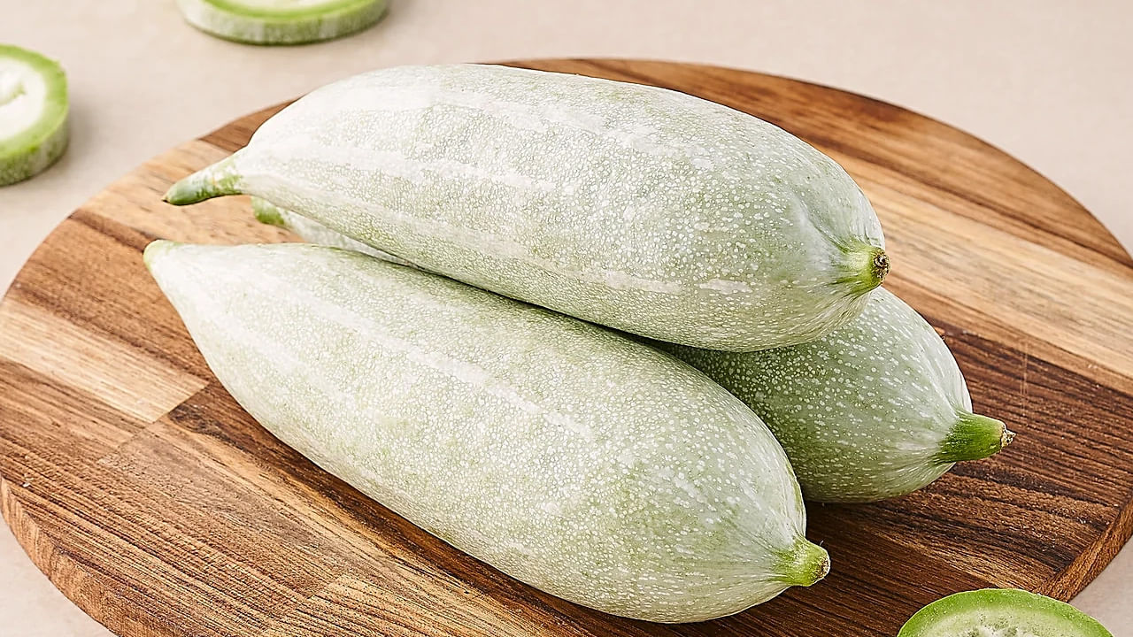 పొట్లకాయలలో ఫైటోన్యూట్రియెంట్లు అధికంగా ఉంటాయి. ఇవి జ్వరాన్ని తగ్గించగలవు. జ్వరం వచ్చిన వారు ఈ కాయలను తింటే త్వరగా జ్వరం తగ్గుతుంది. పొట్లకాయ ఆకులను శరీరంపై రుద్దుతూ ఉంటే కూడా జ్వరం తగ్గుతుంది.