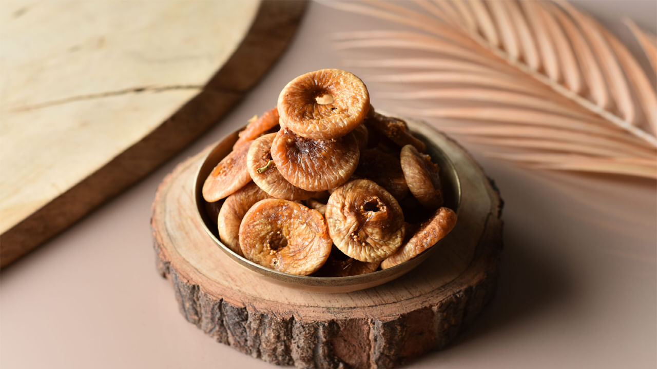 అంజీర్ పండ్లు తినడం ఆరోగ్యానికి చాలా మేలు చేస్తుంది. ఇది అనేక సమస్యలను తగ్గించడంలో సహాయపడుతుంది. అంజీర్ పండ్లలో విటమిన్ బి, విటమిన్ ఎ, విటమిన్ సి, ఐరన్, పొటాషియం, మెగ్నీషియం, ఫైబర్ వంటి పోషకాలు పుష్కలంగా ఉంటాయి. అంజీర్ పండ్లలో ఫైబర్ దండిగా ఉంటుంది.