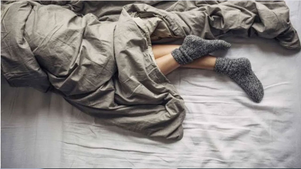 ముఖ్యంగా చలికాలంలో చాలా మంది సాక్స్ వేసుకుని నిద్రపోతారు. పాదాలకు చల్లదనం రాకుండా ఉండటానికి ఇది ఒక సాధారణ పద్ధతి. కానీ సాక్స్ వేసుకుని నిద్రపోవడం నిజంగా సరైనదా కాదా అని మీరు ఎప్పుడైనా ఆలోచించారా?
