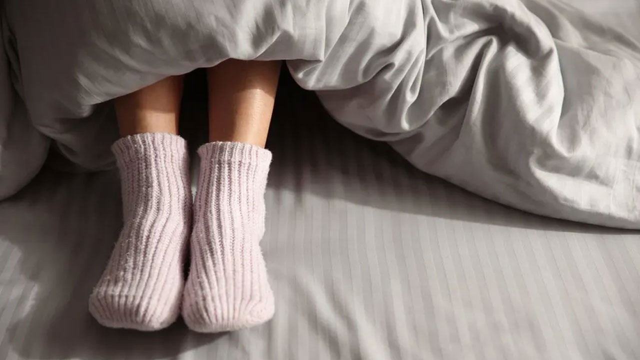 సాక్స్ ధరించి నిద్రపోవడం వల్ల శరీర ఉష్ణోగ్రత పెరుగుతుంది. సాక్స్ ధరించడం వల్ల పాదాలు చెమట పట్టవచ్చు. దీనివల్ల పాదాల నుంచి దుర్వాసన వస్తుంది.