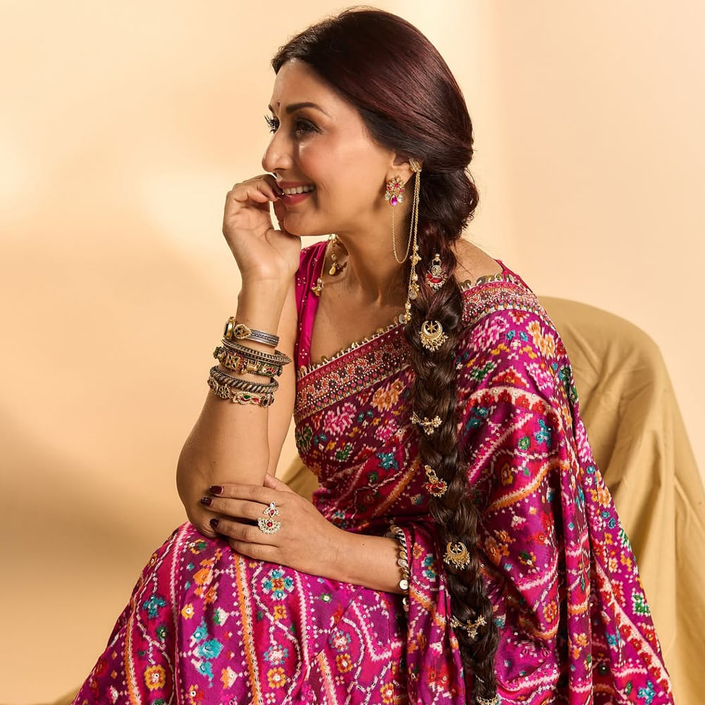 మనం మాట్లాడుకుంటున్న హీరోయిన్ మరెవరో కాదండి. ఒకప్పటి అందాల రాశి సోనాలి బింద్రె. మెగాస్టార్ చిరంజీవితో ఇంద్ర, మహేష్ బాబుతో మురారి వంటి బ్లాక్ బస్టర్ హిట్ చిత్రాల్లో నటించి ప్రేక్షకులను ఆకట్టుకుంది. ఒకప్పుడు అందం, అభినయంతో తెలుగు సినీరంగంలో తనదైన ముద్ర వేసింది. 