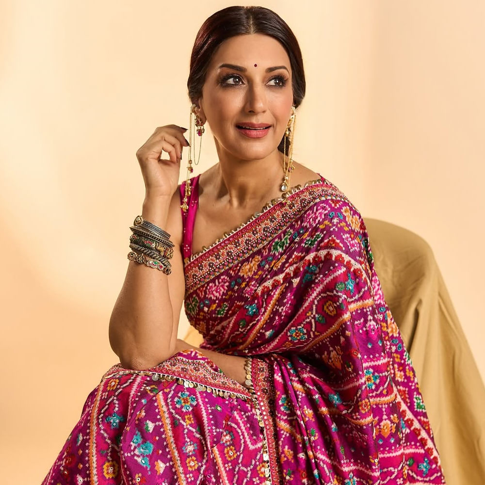 50 ఏళ్ల వయసులో ఏమాత్రం తరగని అందంతో మెస్మరైజ్ చేస్తుందంటూ కామెంట్స్ చేస్తున్నారు. పింక్ కలర్ చీరకట్టులో రెట్రో హీరోయిన్ గా ముస్తాబై సోనాలి షేర్ చేసిన ఫోటోస్ కట్టిపడేస్తున్నాయి. ప్రస్తుతం ఆమె హిందీలో పలు షోలకు జడ్జిగా వ్యవహరిస్తున్నారు. అలాగే సినిమాల్లో అవకాశాల కోసం వెయిట్ చేస్తున్నట్లు తెలుస్తోంది. 