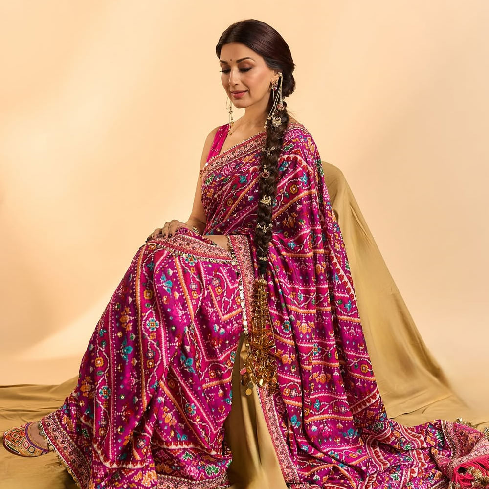 మోడలింగ్ రంగం ద్వారా కెరీర్ స్టార్ట్ చేసిన సోనాలి.. 1994లో ఆగ్ చిత్రంతో తెరంగేట్రం చేసింది. అప్పుడు ఆమె వయసు 19 సంవత్సరాలు. ఆ తర్వాత హిందీలో పలు చిత్రాల్లో నటించి మెప్పించింది. అలాగే మహేష్ బాబు సరసన మురారి సినిమాతో ఆమె కెరీర్ మలుపు తిప్పింది. ఈ మూవీతో తెలుగులో మంచి ఫ్యాన్ ఫాలోయింగ్ వచ్చింది. 