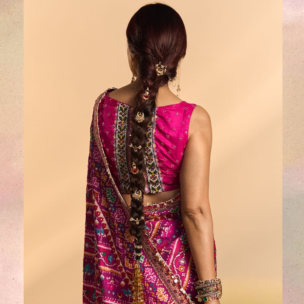 పైన ఫోటోలో కనిపిస్తున్న హీరోయిన్ ఎవరో గుర్తుపట్టగలరా.. ? ఒకప్పుడు అందం, అభినయంతో టాలీవుడ్ ఇండస్ట్రీని ఏలేసింది. మెగాస్టార్ చిరంజీవి నుంచి మహేష్ బాబు వరకు స్టార్ హీరోలతో ఆడిపాడింది. ఇప్పుడు 50 ఏళ్ల వయసులోనూ ఏమాత్రం తగ్గని అందంతో కట్టిపడేస్తుంది ఈ వయ్యారి. ఇంతకీ ఆమె ఎవరంటే.. 