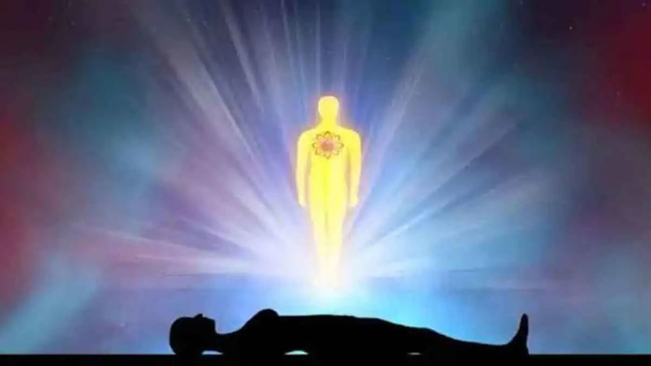 మరణం అనేది తప్పనిసరి. కానీ ఎవ్వరు ఎప్పుడు చనిపోతారో ఎవ్వరూ చెప్పలేరు. ఇక పుట్టుక, చావుల గురించి గరుడ పురాణంలో చాలా విషయాలు తెలిజేయడం జరిగింది.  కాగా, ఇప్పుడు మనం మరణించిన వారు మళ్లీ ఎన్ని రోజులకు జన్మిస్తారు. దీని గురించి గరుడ పురాణంలో ఏం చెప్పబడిందో తెలుసుకుందాం.