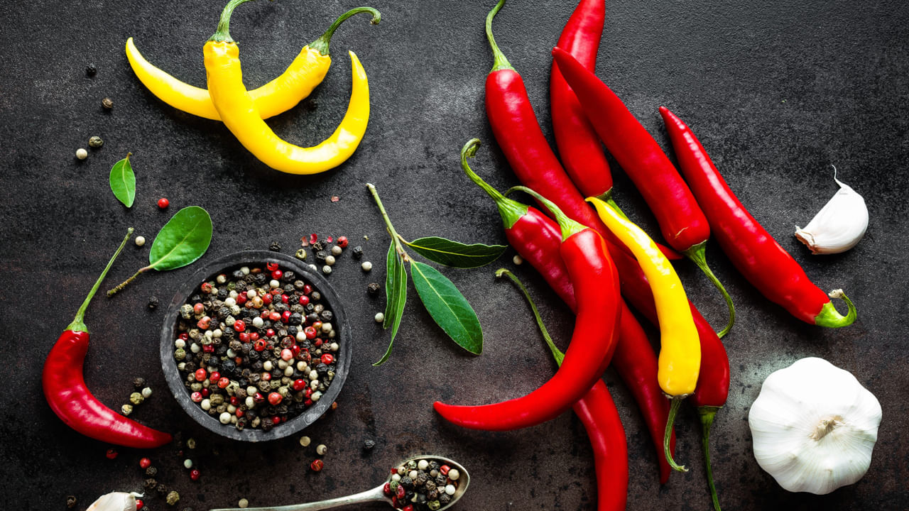 ఇలా కారం తిన్న వెంటనే నోరు మండటానికి కారణం చాలా మందికి తేలింది. మీకు ఈ ప్రశ్న కొన్ని సార్లు వచ్చి ఉంటుంది. ఈ విషయంపై అమెరికన్ కెమికల్ సొసైటీ గతంలో ఒక అధ్యయనం చేసింది. ఇందులో ఆసక్తికార విషయాన్ని వెల్లడించింది.