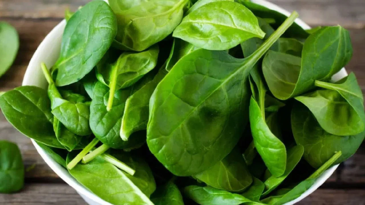 పాలకూర: పాలకూర యాంటీఆక్సిడెంట్లు, ముఖ్యమైన ఖనిజాలతో నిండి ఉంటుంది. ముఖ్యంగా ఇందులో గ్లూటాతియోన్ అనే సమ్మేళనం ఉంటుంది. ఇది కాలేయం విష పదార్థాలతో సమర్థవంతంగా పోరాడటానికి, వాటిని విచ్ఛిన్నం చేయడానికి సహాయపడుతుంది. దీన్ని మీరు పప్పుల్లో, కూరగాయల్లో కలపవచ్చు. ఇంకా సులభంగా తినాలంటే మీ ఉదయం స్మూతీలో రెండు లేదా మూడు పాలకూర ఆకులను వేసుకుని తాగండి.