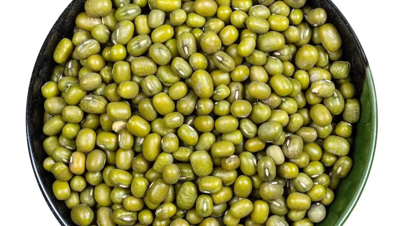 మొలకల్లో విటమిన్ బి కాంప్లెక్స్, విటమిన్ సి, విటమిన్ ఎ, ప్రోటీన్ వంటి అనేక ఇతర పోషకాలు సమృద్ధిగా ఉంటాయి. అందువల్ల ఇది వివిధ ఆరోగ్య ప్రయోజనాలను అందిస్తుంది.