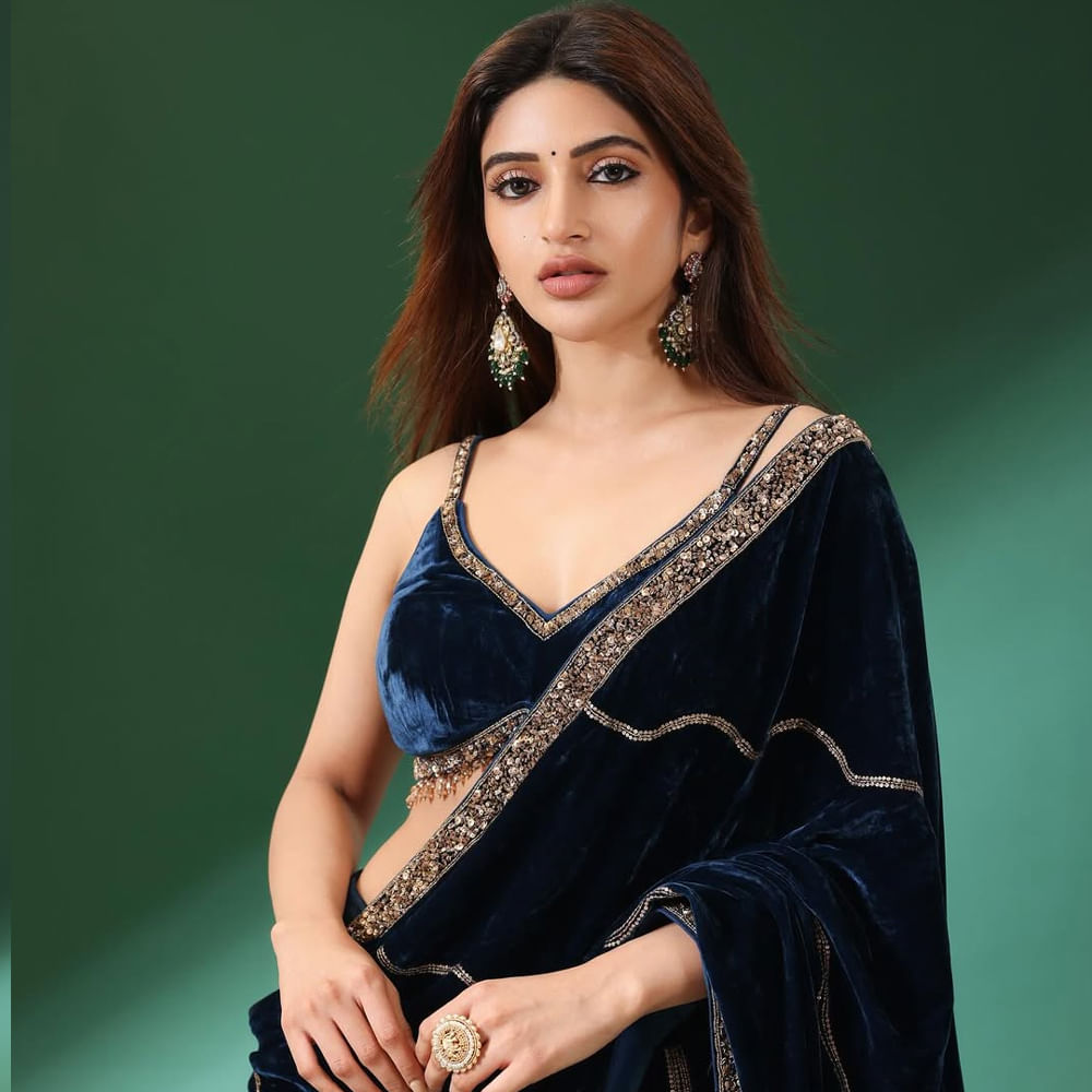 అయితే ధమాకా సినిమా తర్వాత అనేక ప్రాజెక్ట్స్ చేసినప్పటికీ ఆ స్థాయిలో హిట్టు మాత్రం రాలేదు. ఇటీవలే జూనియర్ సినిమాతో అడియన్స్ ముందుకు వచ్చింది. ఈ మూవీ కమర్షియల్ హిట్ కాలేదు. ఇక ఇప్పుడు మాస్ జాతర సినిమాతో అడియన్స్ ముందుకు వస్తుంది. ఇందులో రవితేజ హీరోగా నటిస్తున్న సంగతి తెలిసిందే. 