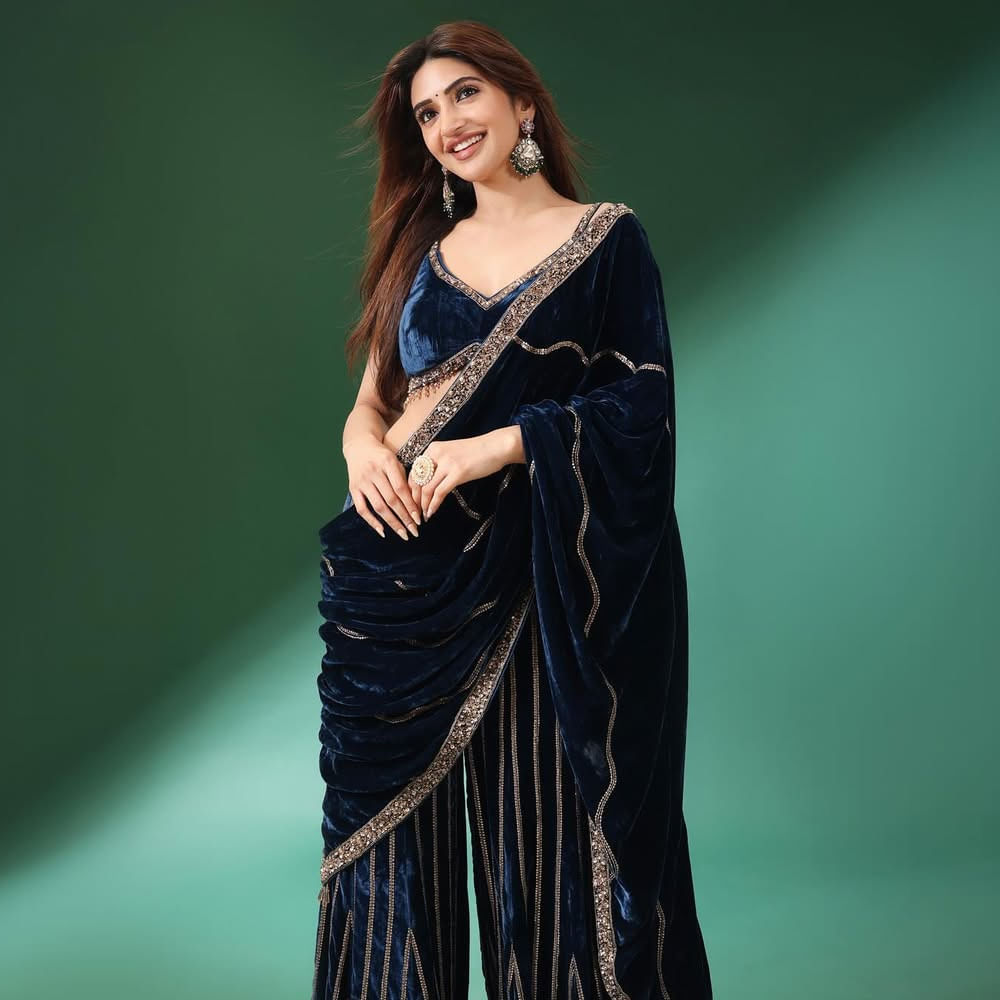 నవంబర్ 1న ఈ సినిమా విడుదల కాబోతుంది. ఈ క్రమంలోనే అక్టోబర్ 31న ఈ సినిమా ప్రీమియర్స్ షోలో స్టార్ట్ కానున్నాయి. ఈ సినిమా ప్రమోషనల్లో పాల్గొంటూ సందడి చేస్తుంది. ఈ క్రమంలోనే తాజాగా బ్లూ కలర్ వెల్వెట్ హాఫ్ సారీ ధరించి తన అందాలతో అందరి దృష్టిని ఆకట్టుకుంటుంది ఈ వయ్యారి. 