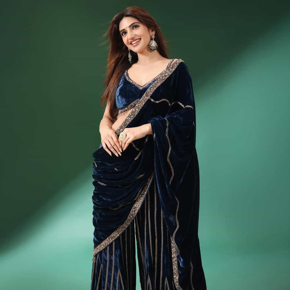 నవంబర్ 1న ఈ సినిమా విడుదల కాబోతుంది. ఈ క్రమంలోనే అక్టోబర్ 31న ఈ సినిమా ప్రీమియర్స్ షోలో స్టార్ట్ కానున్నాయి. ఈ సినిమా ప్రమోషనల్లో పాల్గొంటూ సందడి చేస్తుంది. ఈ క్రమంలోనే తాజాగా బ్లూ కలర్ వెల్వెట్ హాఫ్ సారీ ధరించి తన అందాలతో అందరి దృష్టిని ఆకట్టుకుంటుంది ఈ వయ్యారి.