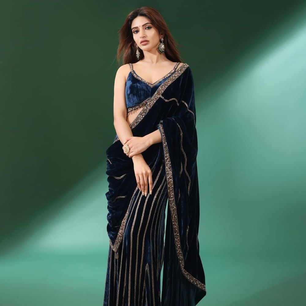 ముఖ్యంగా వెల్వెట్ బ్లూ కలర్ ఆఫ్ సారీలో శ్రీలీల మరింత అందంగా కనిపిస్తుంది. ప్రస్తుతం ఈ ముద్దుగుమ్మ షేర్ చేసిన ఫోటోస్ సోషల్ మీడియాలో తెగ వైరలవుతున్నాయి. మాస్ జాతర సినిమాతోపాటు శ్రీలీల అరుంధతి 2 చిత్రంలోనూ నటించనున్నట్లు టాక్. అలాగే తమిళంలో ఓ ప్రాజెక్ట్ చేస్తుందట. 