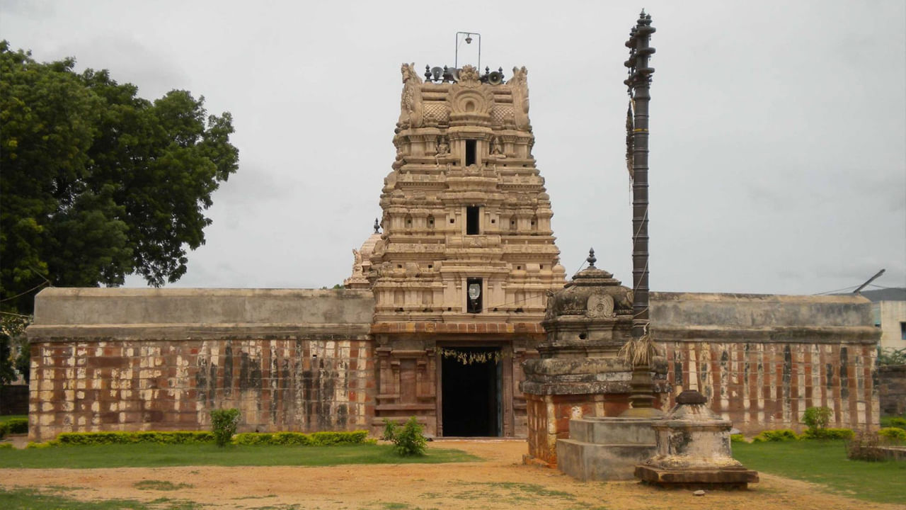 బాహుదానదీ తీరాన అహ్లదకరమైన ప్రశాంత వాతావరణంలో ఉన్న శ్రీ సౌమ్యనాథాలయం.. చోళ శిల్పకళా సంపదకు సజీవ సాక్ష్యం. ఈ నందలూరును పూర్వకాలంలో నీరందనూరు, నిరంతరపురం, నెలందలూరు అని పిలిచేవారు. ఇక్కడ గుడిలో ఉన్న స్వామివారు తిరుపతిలో ఉన్న శ్రీవారి విగ్రహాన్ని పోలి ఉంటుంది. సౌమ్యనాథుడు ప్రశాంతమూర్తిగా ఇక్కడ కొలువైవున్నాడు. భక్తుల కొంగు బంగారమై కోరిన కోర్కెలు తీర్చే దైవంగా కీర్తింపబడుతున్నాడు. శ్రీ సౌమ్యనాధుని ఆలయం దాదాపు 10 ఎకరాల విస్తీర్ణంలో నిర్మించబడింది. ఆలయ వాస్తు శిల్పకళా సంపద నేటికీ చూపరులను కట్టిపడేస్తుంది.