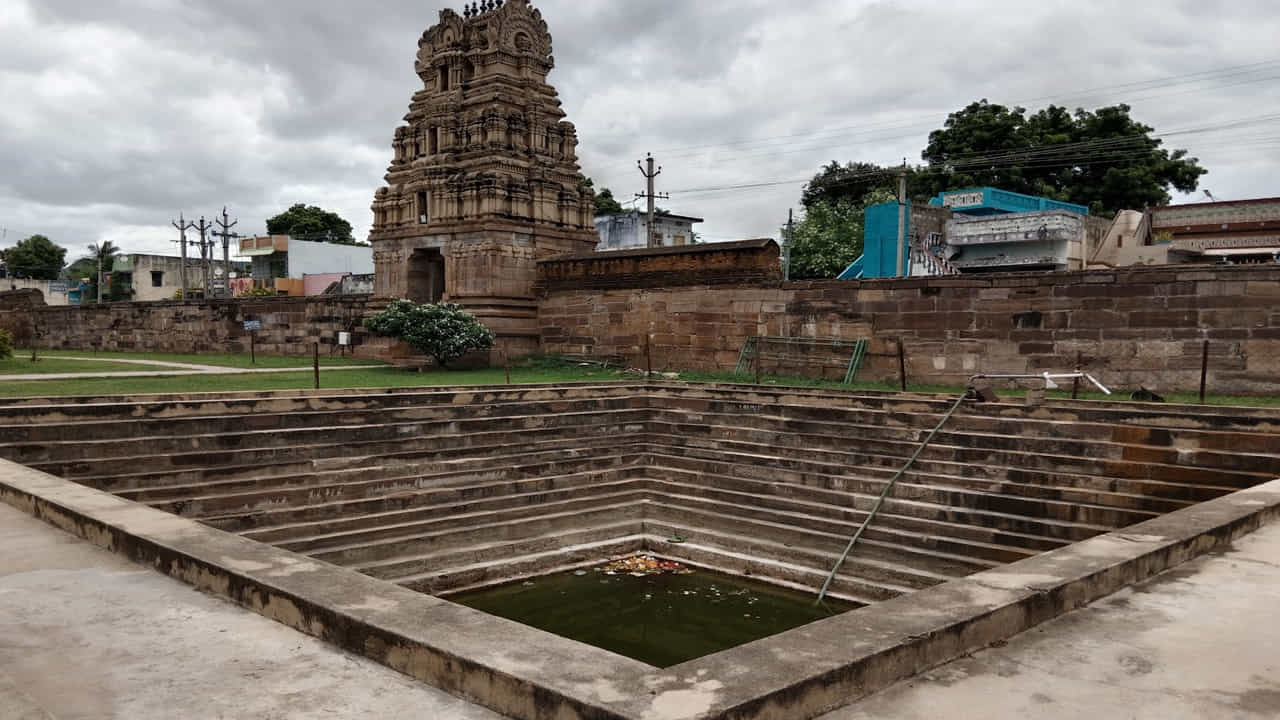 ఆలయ నిర్మాణ చరిత్ర
11వ శతాబ్దం పూర్వార్థంలో కుళుతుంగ చోళుడు శ్రీ సౌమ్యనాథస్వామి ఆలయాన్ని పునర్మించాడని.. స్వామికి 20 ఎకరాల మాన్యం ఇచ్చినట్లు ఆలయంలోని శాసనాల ద్వారా తెలుస్తుంది. కాలక్రమంలో ఈ ఆలయన్ని చోళ, పాండ్య, కాకతీయ, మట్టి, విజయనగరం మొదలైన రాజులు 17వ శతాబ్దం వరకు దశల వారీగా ఆలయ నిర్మాణాలను చేస్తూనే ఉన్నారు. ఈ ఆలయంలో 54 శాసనాలు ఉన్నాయి. ఎక్కువగా తమిళంలోనే కనిపిస్తాయి. తొలిశాసనం క్రీస్తు శకం 1078కి సంబంధించిన కాగా.. క్రీ.శ 1619లో శాసనం చివరి శాసనం.
