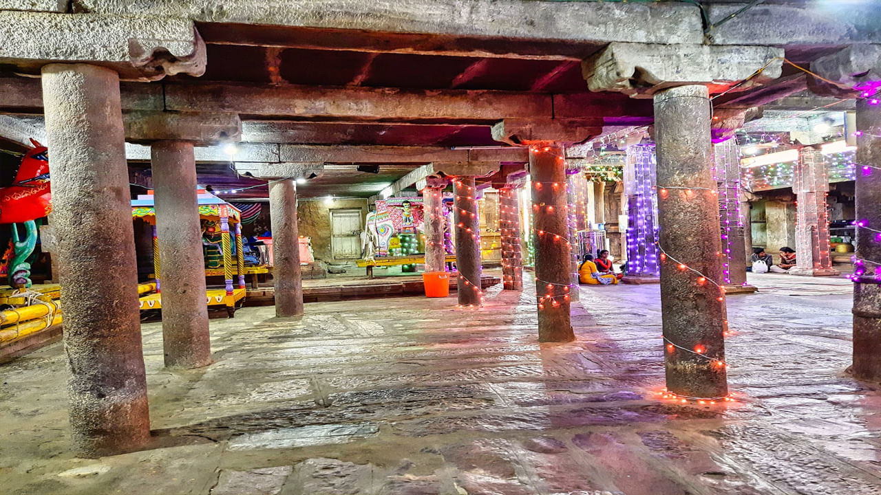 ఈ ఆలయ నిర్మాణం ఎర్ర రాతితో జరిగింది. ఆలయనిర్మాణం, శిల్ప కళా సంపద అబ్బుర పరుస్తుంది. గాలి గోపురం అంటే సింహద్వారం, ఉత్తర గోపురం, దక్షిణ గోపుర ద్వారం, రాతి దీపస్థంభం , బలిపీఠం , ధ్వజ స్తంభం,గరుడ మందిరం, శ్రీ ఆంజనేయస్వామి మండపం వంటివి అద్భుతంగా ఉంటాయి. ఆలయ గోడపై, మత్య్సం, సింహం వంటి శ్రీ మహా విష్ణువు అవతారాల బొమ్మలు ఉన్నాయి. 108 స్తంభాలపై భాగవతం చిత్రించి ఉంటుంది. అంతేకాదు ఆలయ అంతర్భాగంపై ఉన్న చేపకు కలియుగాంతానికి సంబంధం ఉందని అంటారు.

