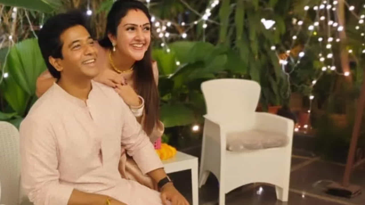 ఇందుకు సంబంధించిన ఫొటోలను సోషల్ మీడియాలో షేర్ చేయగా అవి కాస్తా నెట్టింట వైరల్ గా మారాయి. ఇందులో శ్రీదేవి కూతురు ఎంతో క్యూట్ గా కనిపించింది. దీంతో నెటిజన్లు క్రేజీ కామెంట్స్ చేస్తున్నారు