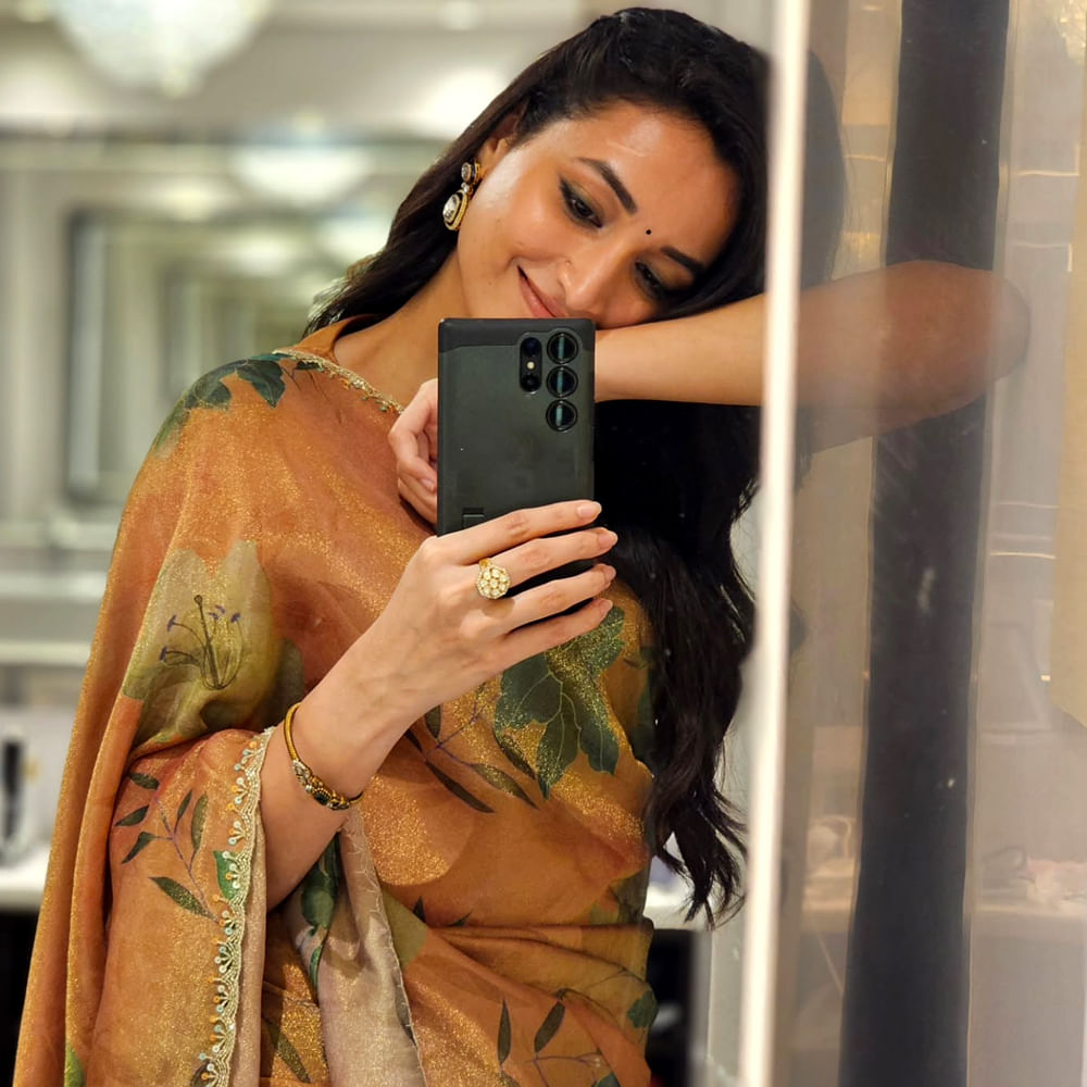 రీసెంట్ గా తెలుసు కదా అనే సినిమాతో మరో హిట్ తన ఖాతాలో వేసుకుంది. ప్రస్తుతం ఈ బ్యూటీ చేతిలో మూడు సినిమాలు ఉన్నాయి. ఇక నేడు ఈ అమ్మడి బర్త్ డే సందర్భంగా ఆమె విషెస్ తెలుపుతూ అభిమానులు సోషల్ మీడియాలో పోస్ట్ లు షేర్ చేస్తున్నారు.