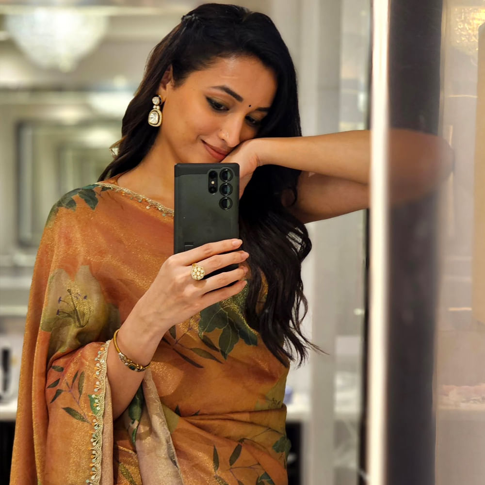 మిస్ సుప్రనేషనల్ 2016లో భారతదేశాన్ని ప్రాతినిధ్యం వహించి, ఈ టైటిల్ను గెలుచుకున్న రెండో భారతీయురాలైంది. ఇక ముద్దుగుమ్మ 2018లో కన్నడ చిత్రం KGF: ఛాప్టర్ 1లో రీనా దేశాయ్ పాత్రతో సినీ రంగంలోకి అడుగుపెట్టింది. ఈ చిత్రం పాన్-ఇండియా స్థాయిలో బ్లాక్బస్టర్ విజయం సాధించింది.