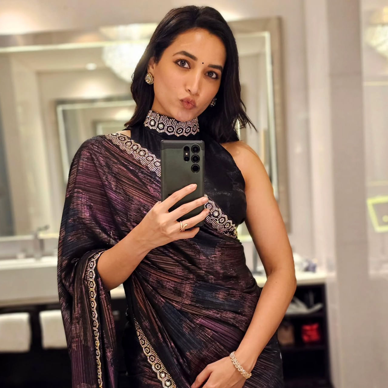 ఈ మధ్యకాలంలో కొంతమంది హీరోయిన్స్ ఓవర్ నైట్ లో స్టార్స్ గా మారిపోతున్నారు. చేసిన ఒకే ఒక్క సినిమాతో విపరీతమైన క్రేజ్ తెచ్చుకుంటున్నారు. ఇతర బాషల నుంచి వచ్చిన ముద్దుగుమ్మలు చాలా మంది తెలుగులో మంచి క్రేజ్ తెచ్చుకుంటున్నారు. వారిలో శ్రీనిధి శెట్టి ఒకరు.