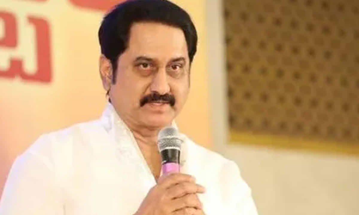 కాగా, తాజాగా దీనిపై హీరో సుమన్ స్పందించారు. ఓ ఇంటర్వ్యూలో పాల్గొన్న ఆయన తన కెరీర్కు సంబంధించిన అనేక విషయాలను అభిమానులతో పంచుున్నారు. అసలు తనకు సినిమా ఫీల్డ్ ఇష్టం లేదని, బలవంతంగా వచ్చాను, కానీ అభిమానుల ఆశీర్వాదంతో వరసగా అవకాశాలు రావడం , బ్లాక్ బస్టర్ హిట్స్ అందుకోవడం ఇలా జరుగుతూనే వచ్చింది.