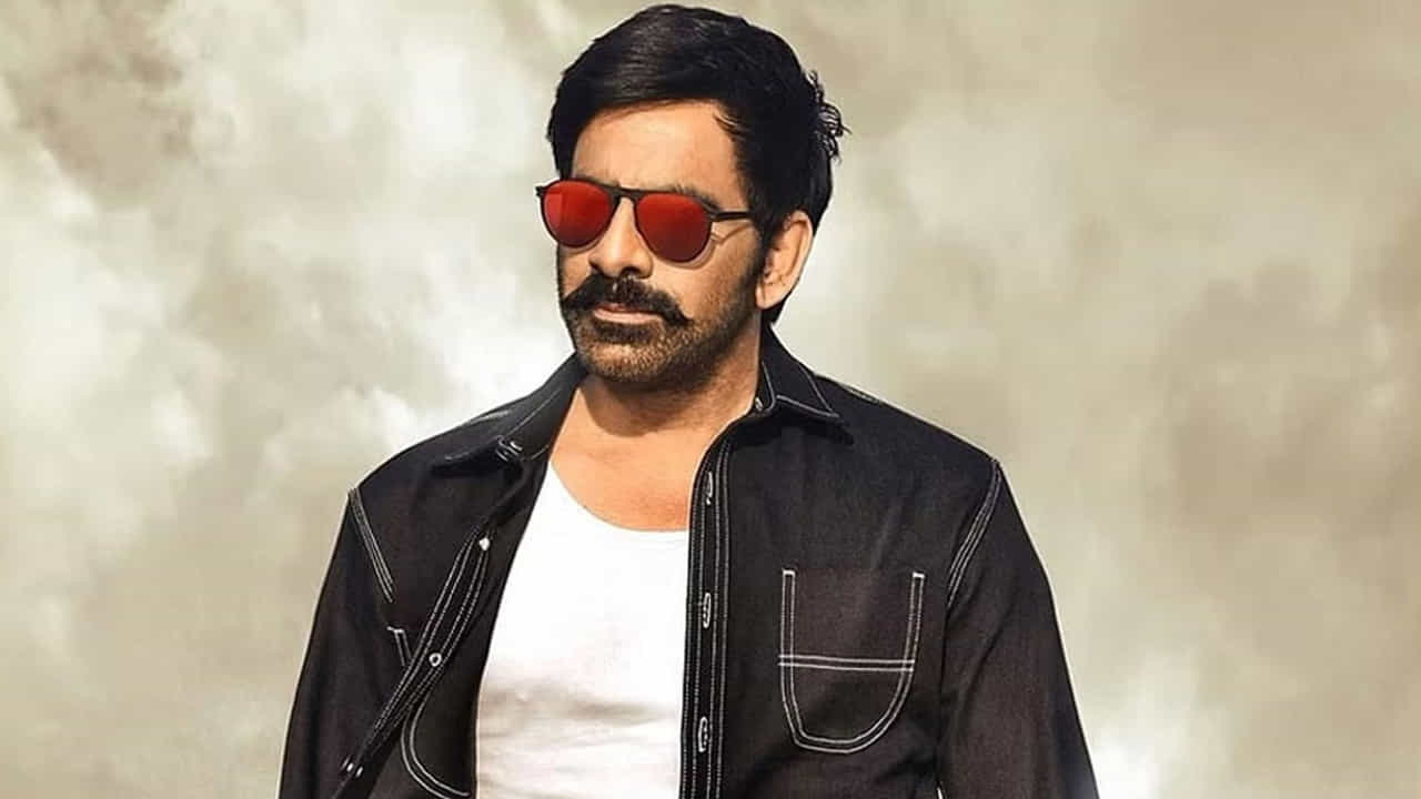 టాలీవుడ్ మాస్ మహారాజ్ రవితేజ గురించి ప్రత్యేకంగా చెప్పాల్సిన పని లేదు. ఈ హీరో చిత్ర పరిశ్రమలోకి ఎంట్రీ ఇచ్చిన తొళినాళ్లలో చాలా కష్టాలు ఎదుర్కొని, ఇప్పుడు స్టార్హీరోగా తన సత్తా చాటుతున్నాయి. అయితే ఈ హీరో పవన్ కళ్యాణ్, తారక్, బన్నీ రిజక్ట్ చేసిన సినిమాలతో ఏకంగా ఆరు బ్లాక్ బస్టర్ హిట్స్ తన ఖాతాలో వేసుకున్నాడంట. ఇంతకీ అవి ఏ సినిమాలంటే?