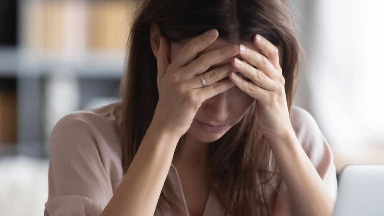 ఒత్తిడి, ఆందోళన: ఒత్తిడి లేదా ఆందోళన హార్మోన్ల మార్పులకు కారణమవుతుంది, ఇది జీర్ణక్రియను నెమ్మదిస్తుంది. కడుపు ఆమ్ల స్రావాన్ని పెంచుతుంది. కాబట్టి మీరు ప్రశాంతంగా ఉండేందుకు ప్రయత్నించండి. ఇందుకోసం యోగా, ప్రాణాయామం వంటివి అలవాటు చేసుకోండి.