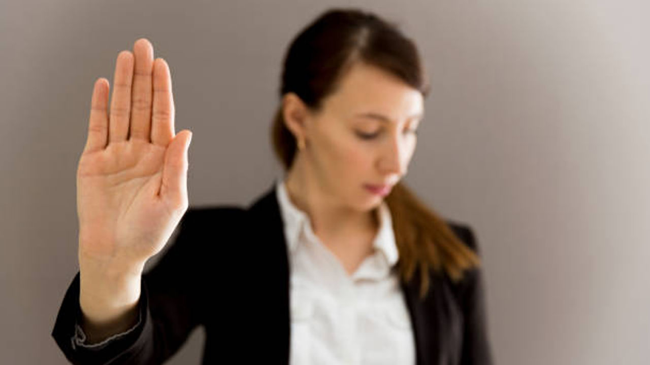 చాలా మొండితనం!: మేష రాశి స్త్రీలు తరచుగా మొండి పట్టుదలగలవారిగా, బలమైన హక్కు భావం కలిగినవారిగా కనిపిస్తారు. కొన్నిసార్లు, వారు వివాహం చేసుకున్న పురుషులకు ఇది అసౌకర్యంగా ఉంటుంది. మేష రాశి స్త్రీల మొండి స్వభావం వారిలో మరో కోణాన్ని చూపుతుంది. ఈ సమయాల్లో, వారి కోపం అదుపు తప్పుతుంది, వారు దురుసుగా మాట్లాడవచ్చు. వారి ముందు నిలబడి ఉన్న వ్యక్తిని (మాటలతో) మానసికంగా బాధపెట్టవచ్చు. అందువల్ల, మేష రాశి స్త్రీలను వివాహం చేసుకోవాలనుకునే పురుషులు వారి మొండి స్వభావాన్ని అంగీకరించి, సంబంధంలో అలాంటి సమస్యలను ఎదుర్కోవడానికి సిద్ధంగా ఉండాలని నిపుణులు అంటున్నారు!