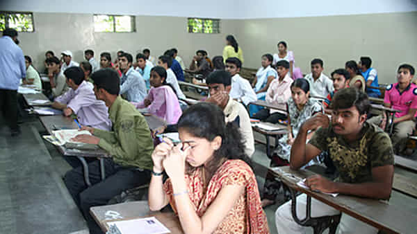 Telangana: వారికి ఎగిరిగంతేసే వార్త.. తెలంగాణ ఇంటర్ పరీక్షల్లో ఆ రూల్ లేనట్టే.!