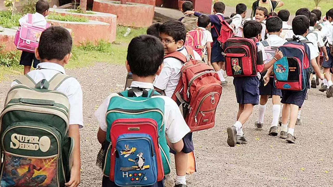 Telangana: విద్యార్థులకు అలెర్ట్.. మంగళవారం స్కూళ్లు, కాలేజీలు బంద్..