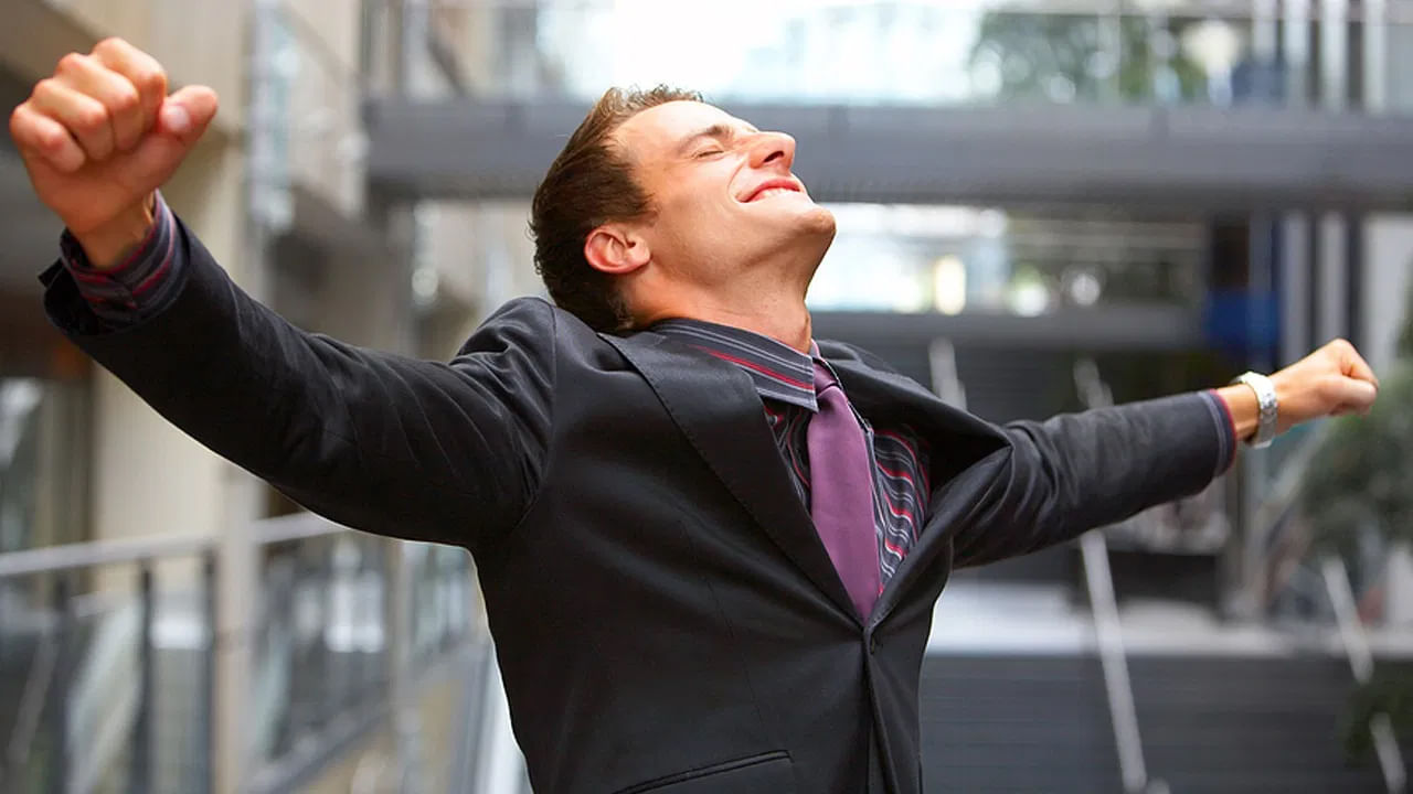 సక్సెస్ అయిన వాళ్లతో: మీరు ఎక్కువ సమయం ఎవరితో గడుపుతారో, వాళ్లలాగే మీ అలవాట్లు, ఆలోచనలు మారుతాయి." అందుకే మీకు స్ఫూర్తినిచ్చే, మీకు సపోర్ట్ చేసే, మిమ్మల్ని ఛాలెంజ్ చేసే వ్యక్తులతో కలవండి. మీరు ఎవరితో ఎక్కువ కలిసి ఉంటే మీ మెదడు కూడా వాళ్ల మంచి ఆలోచనలు, అలవాట్లను నేర్చుకుంటుంది. ఇది మీకు మరింత ఉత్సాహాన్ని ఇచ్చి, సక్సెస్ అయ్యేలా చేస్తుంది.