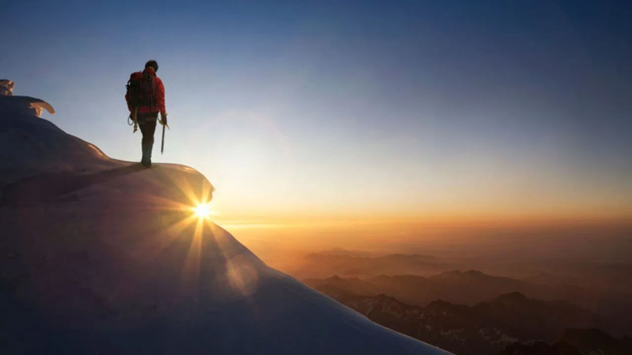 లక్ష్యాలను మనసులో: సక్సెస్ అయిన చాలా మంది ఈ టెక్నిక్ వాడతారు. దీన్ని కేవలం కలలు కనడం అనుకోకండి. మీరు మీ లక్ష్యాన్ని సాధించినట్లు మనసులో స్పష్టంగా ఊహించుకుంటే.. నిజంగా మీరు పని చేస్తున్నప్పుడు మెదడు అదే విధంగా పనిచేయడానికి అలవాటు పడుతుంది. ఉదయం లేవగానే, మీరు ఇంటర్వ్యూలో గెలిచినట్లు లేదా ఆ ప్రాజెక్టును పూర్తి చేసినట్లు కొన్ని నిమిషాలు ఊహించుకోండి. మీ ఆత్మవిశ్వాసం పెరుగుతుంది.