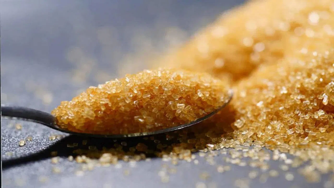 కానీ చక్కెర జుట్టు ఆరోగ్యానికి మాత్రం చాలా మంచిదట. అవును, షాంపూలో కొద్దిగా చక్కెర వేసి తల స్నానం చేయడం వల్ల జుట్టు మూలాల నుంచి శుభ్రం అవుతుందని, జుట్టు మెరుపును పెంచుతుందని, ఆరోగ్యంగా ఉంచుతుందని నిపుణులు చెబుతున్నారు.