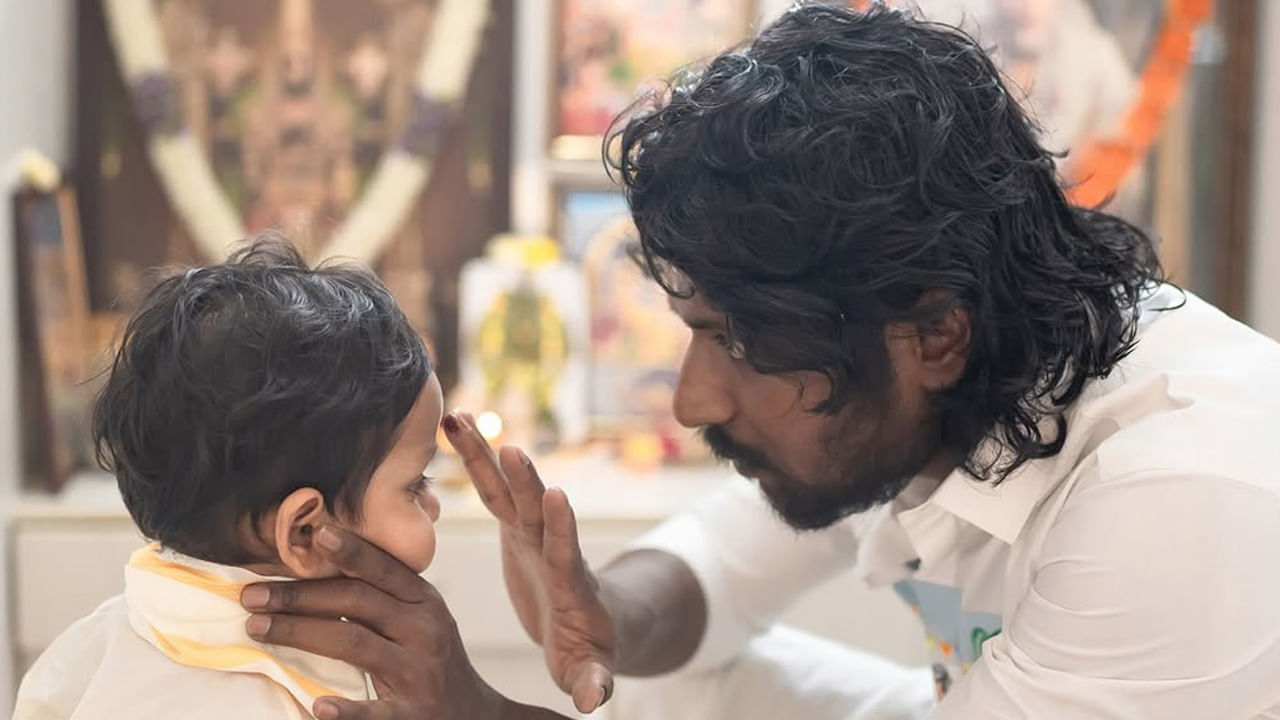  తాజాగా తన రెండో కుమారుడి బారసాల ఫంక్షన్ ను గ్రాండ్ గా నిర్వహించారు సుహాస్-లలిత దంపతులు. అనంతరం ఇందుకు సంబంధించిన ఫొటోలను సోషల్ మీడియాలో షేర్ చేశాడు.
