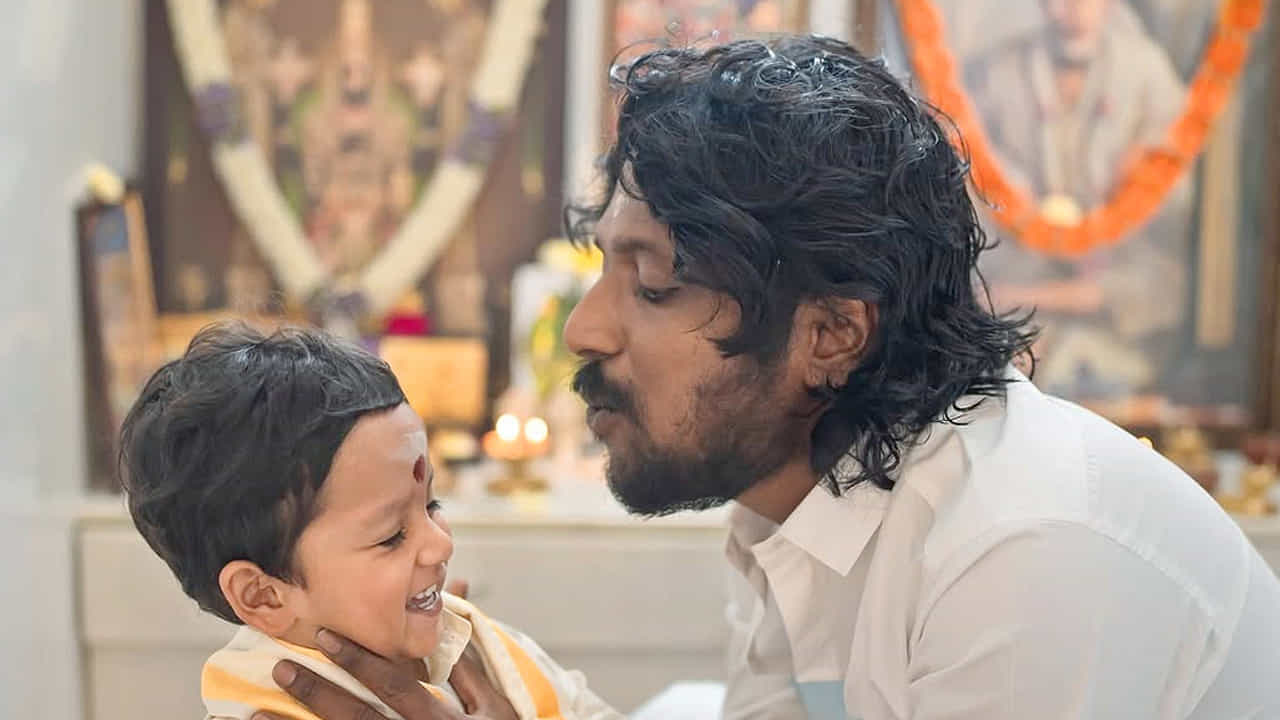  ఈ సందర్భంగా భార్య లలిత,  ఇద్దరు కుమారులతో కలిసి దిగిన ఫోటోలను  ఇన్ స్టాగ్రామ్ లో పంచుకున్నాడు సుహాస్. ప్రస్తుతం ఈ ఫొటోస్ నెట్టింట వైరల్ గా మారాయి.
