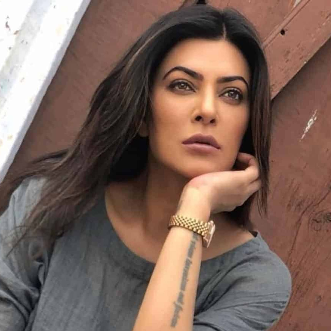 సుస్మితా సేన్.. బాలీవుడ్ ఇండస్ట్రీలోని టాప్ హీరోయిన్లలో ఒకరు. హిందీలో అనేక చిత్రాల్లో నటించిన ఆమె.. తెలుగులోనూ నాగార్జునతో జతకట్టింది. అయితే ఇప్పటికీ సినిమాల్లో యాక్టివ్ గా ఉన్న ఆమె.. పెళ్లికి మాత్రం దూరమే. ప్రస్తుతం ఆమె వయసు 54 సంవత్సరాలు. కానీ పెళ్లి చేసుకోకుండా ఇద్దరు అమ్మాయిలను దత్తత తీసుకుంది.