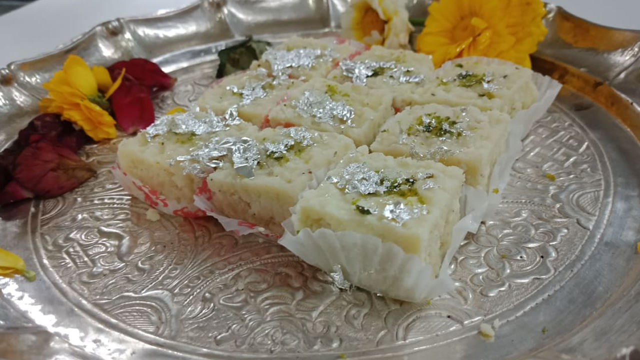 స్వీట్స్ లేకుండా దీపావళిని ఎవ్వరూ జరుపుకోరు. తప్పకుండా ప్రతి ఒక్కరూ స్వీట్స్ చేస్తుంటారు. అయితే ఈ దీపావళికి మీరు మీ ఇంటిలోనే ఈ సిపుల్ కేసరి కలాకండ్ స్వీట్ రెడీ చేయండి. దీని కోసం కావాల్సిన పదార్థాలు : కండెన్స్డ్ పాలు ఒక కప్పు, పన్నీర్ ఒక కప్పు తురిమినది, అరకప్పు పాలు , పిస్తా పప్పులు 1 టేబుల్ స్పూన్, బాదం ఒక టేబుల్ స్పూన్, కుంకుమ పువ్వు చిటికెడు.