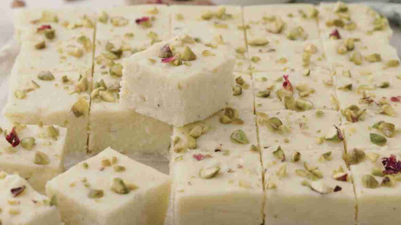 ఆ తర్వాత అరకప్పు వేడి పాలు తీసుకొని, దానికి కుంకుమ పువ్వు రేకులు వేసి, పాల మివ్రమాన్ని పాన్ లో పోసి కలపాలి. ఈ మిశ్రమం మొత్తం చిక్కగా వచ్చే వరకు దానిని కలుపుతూ వేడి చేసుకోవాలి. కాస్త చిక్కగా వచ్చిన తర్వాత స్టవ్ ఆఫ్ చేసి, ఆ పాన్ పక్కన పెట్టుకోవాలి.