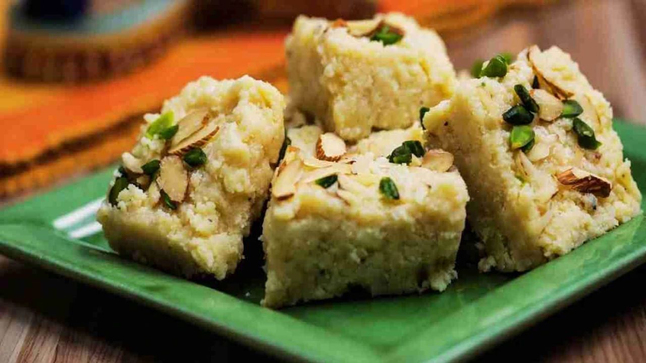 తయారీ విధానంలోకి వెళితే.. ముందుగా కండెన్స్డ్ పాలను ఒక పాన్ ‌లో తీసుకోవాలి. అందులో తురిమిన పన్నీరును వేసి చిక్కగా కలుపుకోవాలి. ఆ తర్వాత గ్యాస్ ఆన్ చేసి, స్టవ్ మీద పెట్టి ఆ మిశ్రమాన్ని కలుపుతూ వేడి చేసుకోవాలి. ఆ తర్వాత ఏలకుల పొడి, చక్కెర వేసి మరోసారి కలుపుతూ ఉండాలి.