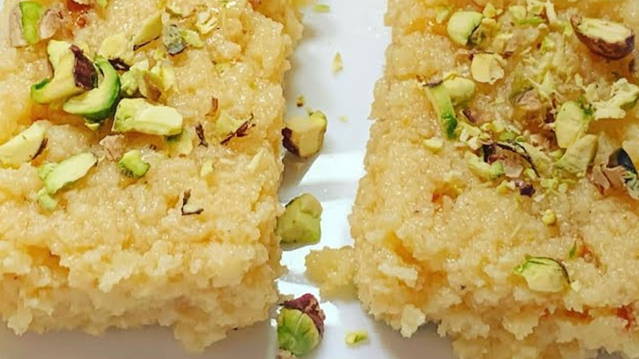 దీపావళి వస్తే చాలు ప్రతి ఒక్కరూ తామే స్వయంగా స్వీట్ చేసి, ఇంటిలోని అందరి నోటిని తీపి చేయ్యాలి అనుకుంటారు. అయితే ఈ దీపావళికి మీరు ఏ స్వీట్ చేయాలా? అని ఆలోచిస్తున్నారా? అయితే మీ కోసమే ఈ అదిరిపోయే కేసరి కలాకండ్ స్వీట్. దీనిని ఇంటిలోనే ఇలా సింపుల్‌గా తయారు చేయవచ్చును.