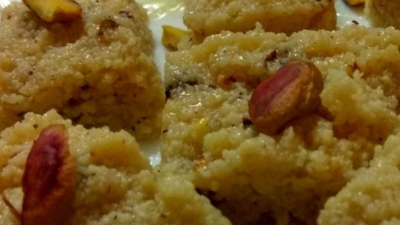 తర్వాత మరొక పాన్ తీసుకొని, దానిపై కాస్త నెయ్యి వేసి, అందులో సన్నగా తరిగిన పిస్తాపప్పులు, బాదం పప్పులు వేసి వేయించుకోవాలి. ఇక వీటిని మనం ఇంతక ముందు ప్రిపేర్ చేసుకున్న మిశ్రమంపై చల్లుకోవాలి. అంతే స్వీట్ రెడీ.