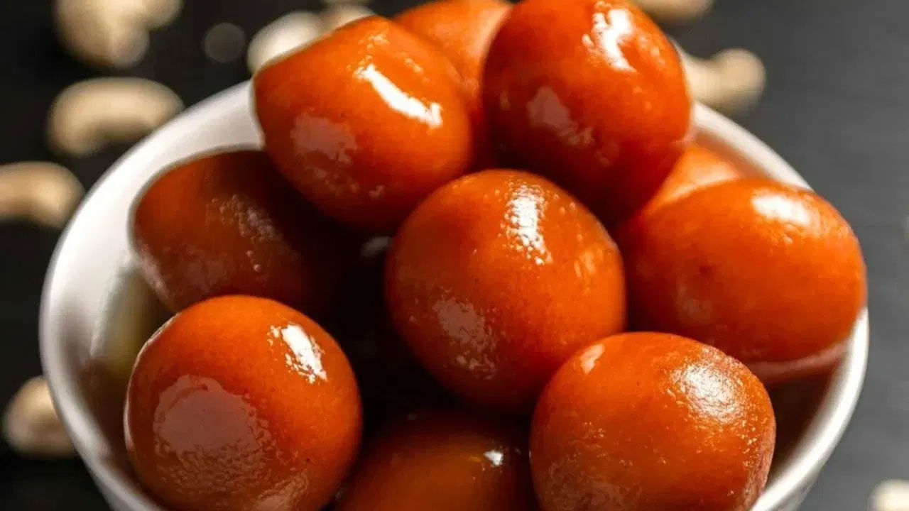 దీపావళి సందర్భంగా లభించే స్వీట్లలో గులాబ్ జామ్ ముఖ్యమైనది. మార్కెట్లో లభించే గులాబీ జామ్లో కల్తీ చక్కెర ఉంటుంది. ఈ చక్కెర పాల నుంచి కాకుండా పిండి పదార్ధం నుంచి తయారవుతుంది. ఇది ఆరోగ్యానికి హానికరం.