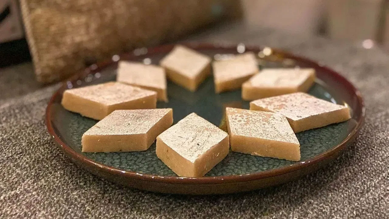 కాజు కట్లి చాలా మందికి ఇష్టమైన స్వీట్. దీనిని జీడిపప్పుతో తయారు చేసి వెండి ఆకుతో అలంకరిస్తారు. అయితే మార్కెట్లో లభించే కాజు కట్లిలలో వెండికి బదులుగా అల్యూమినియం ఉపయోగిస్తుంటారు