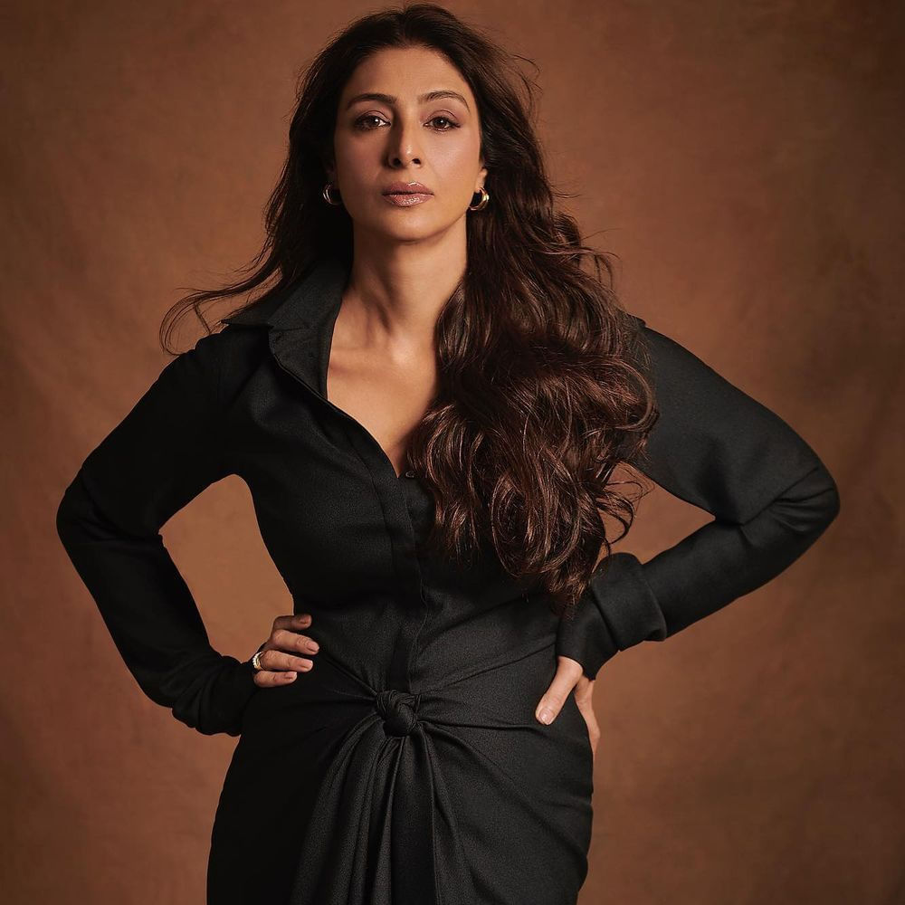 టాలీవుడ్ ఇండస్ట్రీలోని టాప్ హీరోయిన్లలో టబు ఒకరు. చిరంజీవి, బాలకృష్మ, నాగార్జున, వెంకటేశ్ వంటి స్టార్ హీరోలతో నటించి మెప్పించింది. తెలుగుతోపాటు హిందీలోనూ అనేక హిట్ చిత్రాల్లో నటించిన టబు.. ఇప్పటికీ సినిమాల్లో నటిస్తూ బిజీగా ఉంటుంది. ప్రస్తుతం ఆమె వయసు 53 సంవత్సరాలు. అయినప్పటికీ పెళ్లి దూరంగా ఉంటూ ఒంటరిగా గడిపేస్తుంది.