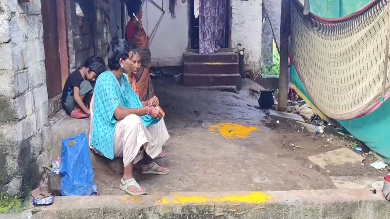 Telangana: ఇంటి గుమ్మం ముందు ముగ్గు అనుకునేరు.. లీలగా చూస్తే దిమ్మతిరుగుద్ది Telangana: ఇంటి గుమ్మం ముందు ముగ్గు అనుకునేరు.. లీలగా చూస్తే దిమ్మతిరుగుద్ది