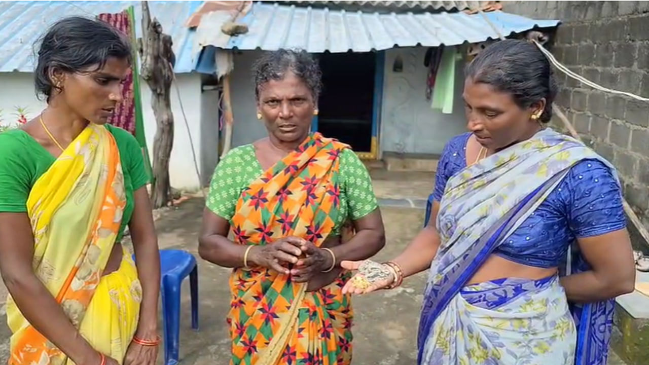 Telangana: తెల్లారి కల్లాపి చల్లుతున్న మహిళకు మెరుస్తూ కనిపించింది.. దగ్గరకెళ్లి చూడగా