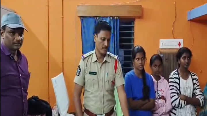Andhra: ఉదయాన్నే ఇంటి నుంచి పాఠశాలకు వెళ్లారు.. ఎంతకూ తిరిగిరాలేదు.. ఆరా తీయగా Andhra: ఉదయాన్నే ఇంటి నుంచి పాఠశాలకు వెళ్లారు.. ఎంతకూ తిరిగిరాలేదు.. ఆరా తీయగా
