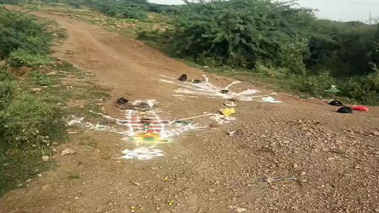 Andhra: తెల్లారి పొలానికి వెళ్లే రైతులకు రోడ్డుపై ఏదో కనిపించింది.. దగ్గరకు వెళ్లి చూడగా