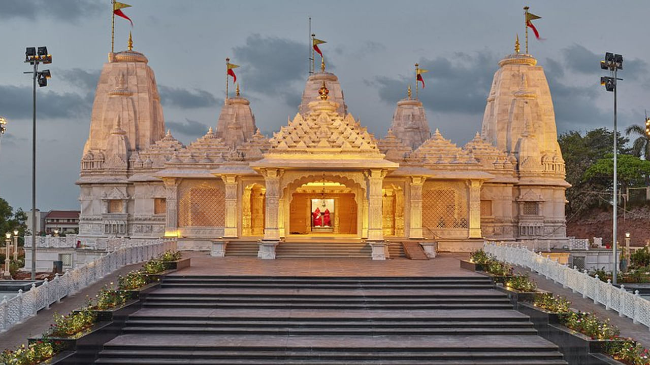 మీ కలలో దేవాలయం లేదా దీపం కనిపిస్తే త్వరలో మీ జీవితంలో వెలుగు, విజయాలను చూస్తారని సంకేతం. దీపావళి పండుగకు ముందు ఇలాంటి కలలు వస్తే భవిష్యత్తులో మీరు శుభవార్తలు వింటారని అర్థం. కాబట్టి, దీపావళికి ముందు మీరు చూసే కలలను అస్సలు విస్మరించకండి. అవి మీ జీవితంలో శుభం, సంపద, ఆనందానికి సంకేతాలుగా పనిచేస్తాయి.